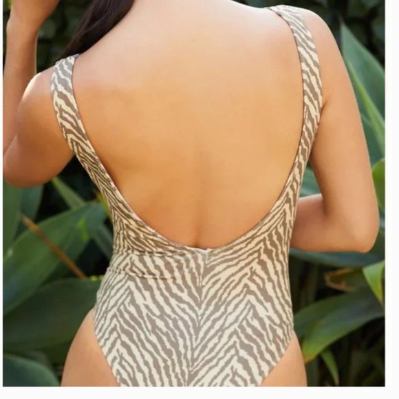 ⭐️ Tie-Front One-Piece Zebra Animal Print Chic Glam Beachy Summer Sexy Swimsuit - Picture 3 of 4